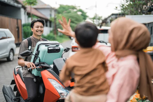 Muslim Pria Dengan Sepeda Motor Skuter Meninggalkan Keluarganya Rumah Konsep — Stok Foto