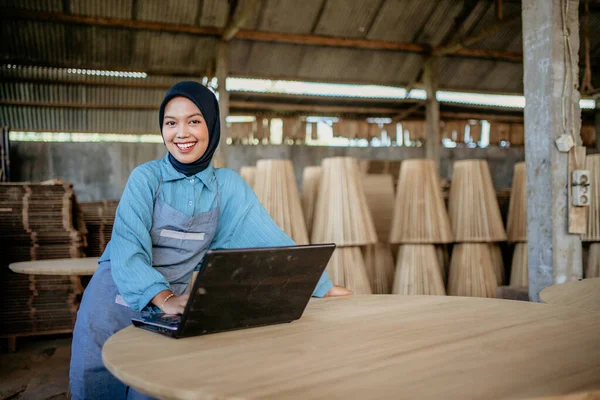 Mujer Asiática Vestida Con Velo Religioso Está Trabajando Computadora Portátil —  Fotos de Stock