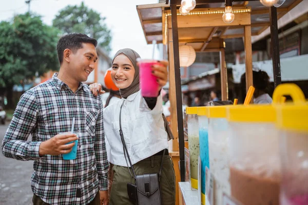 Retrato Feliz Jovem Casal Muçulmano Comprar Bebida Vendedor Rua — Fotografia de Stock