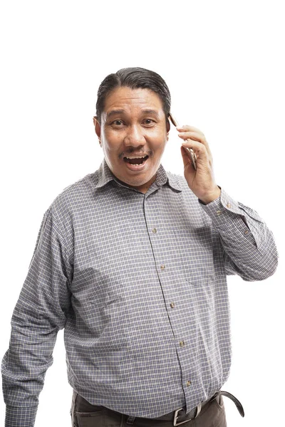 Beyaz Arka Planda Bir Telefonla Konuşurken Asyalı Bir Adamın Iyi — Stok fotoğraf