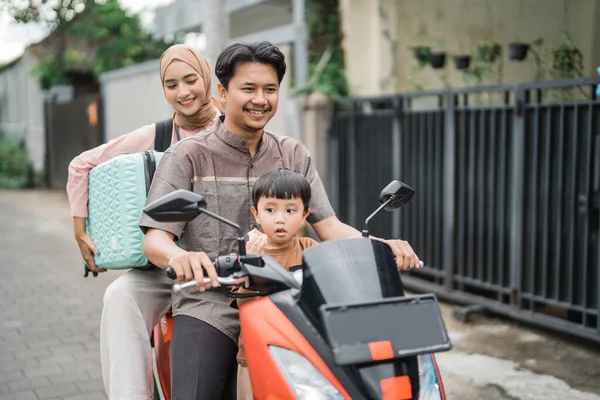 Азиатская Мусульманская Семья Ездит Мотоцикле Скутере Вместе Ребенком Концепция Путешествий — стоковое фото