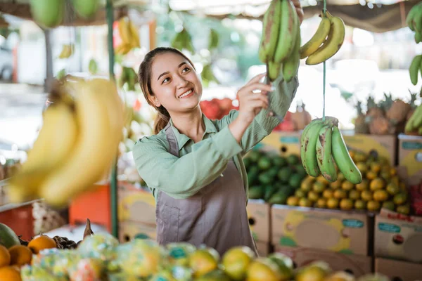 Gyönyörű Női Alkalmazott Ellenőrzi Banán Gyümölcs Bolt — Stock Fotó