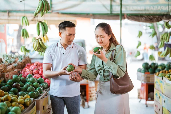Meyve Dükkanında Vokadoları Seçen Bir Çift Müşteri — Stok fotoğraf
