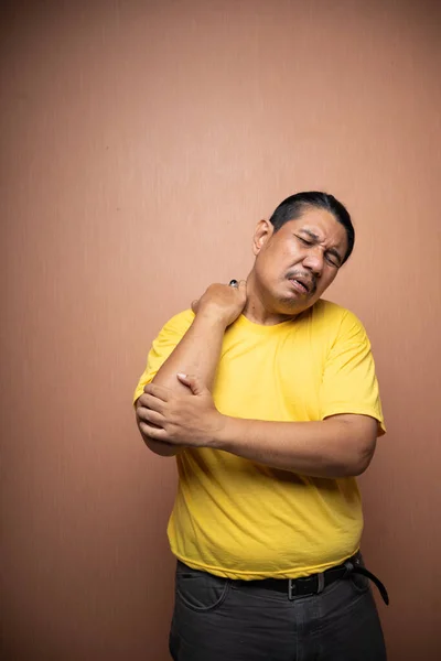 Velho Asiático Homem Sofrendo Ombro Dor Com Apertando Seu Ombro — Fotografia de Stock