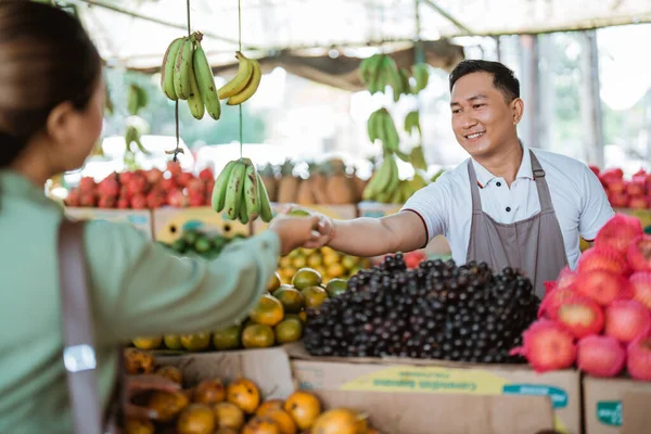 Férfi Eladó Mosolyog Miközben Megkapja Gyümölcsöt Női Ügyfél Gyümölcs Boltban — Stock Fotó