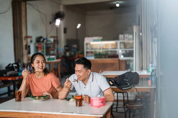 情侣们在一家传统的食品店共进午餐聊天 — 图库照片