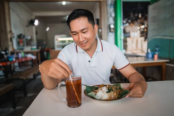 Pohledný Muž Stánek Zákazník Dostává Nápoje Pecel Rýže Při Obědě — Stock fotografie