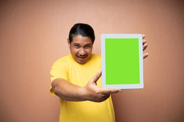 Vecchio Asiatico Uomo Indossare Giallo Tshirt Holding Tablet Mostrando Fotocamera — Foto Stock