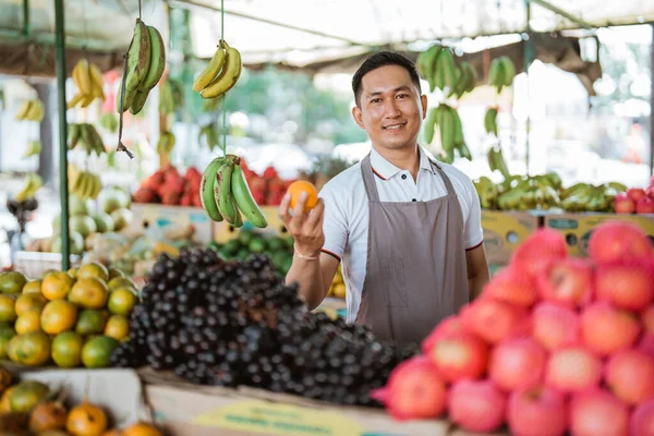 Vendedor Masculino Avental Segurando Fruta Mandarina Loja Frutas — Fotografia de Stock