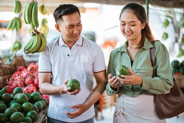 Paar Klanten Glimlachen Tijdens Het Kiezen Van Avocado Fruitwinkel — Stockfoto