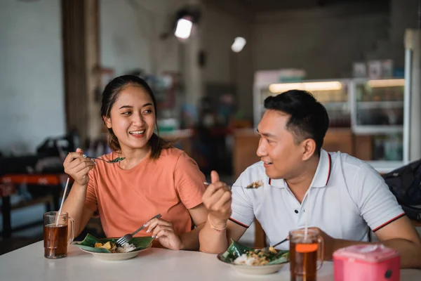Asiatisches Paar Genießt Eine Gemeinsame Mahlzeit Einem Traditionellen Imbissstand — Stockfoto