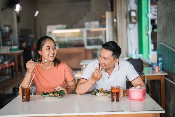 美しいアジアの女性とハンサムな男は 伝統的な屋台でテーブルで昼食をおしゃべり — ストック写真