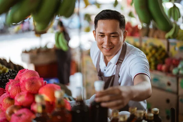 Männlicher Angestellter Schürze Lächelt Während Die Sachen Obstladen Kontrolliert — Stockfoto