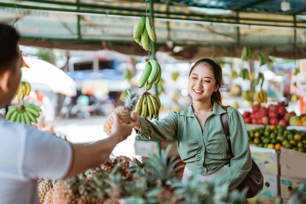 Female Customer Giving Pineapple Other Customer Fruit Shop — Stock Photo, Image