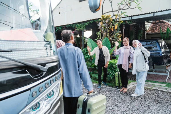 穆斯林家庭带着他们的父母去巴士站的肖像 拉马丹旅行概念 — 图库照片