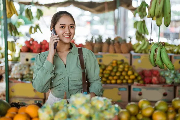 Meyve Dükkanında Telefonla Arayan Bayan Müşteri Gülümsüyor — Stok fotoğraf