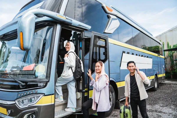 Ευτυχισμένοι Ασιάτες Μουσουλμάνοι Επιβάτες Παρατάσσονται Στην Ουρά Για Ανέβουν Στο — Φωτογραφία Αρχείου