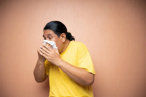 Viejo Asiático Hombre Sufriendo Gripe Usando Tejido Frotar Runny Nariz — Foto de Stock