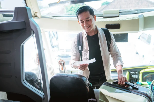 Щасливий Чоловік Носить Рюкзак Валізу Потрапляє Автобусних Дверей — стокове фото