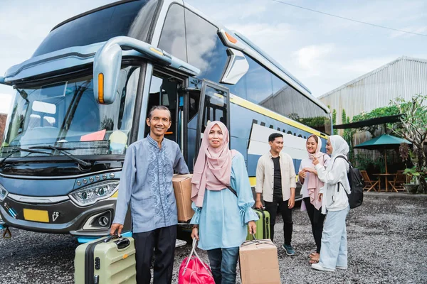 Penumpang Muslim Dari Asia Yang Bahagia Melakukan Perjalanan Bus Untuk — Stok Foto