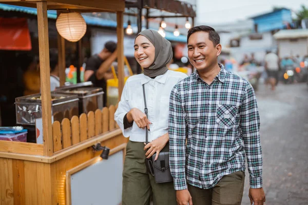 Pasangan Muslim Yang Cantik Berbelanja Warung Makanan Atau Pedagang Kaki — Stok Foto