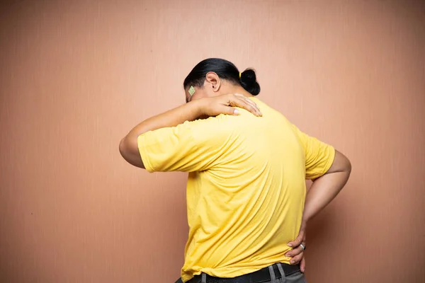 Alter Asiatischer Mann Leidet Unter Schulterschmerzen Mit Zusammengepressten Schultern Hintergrund — Stockfoto