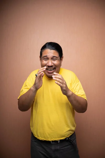 Alter Asiatischer Mann Mit Gelbem Shirt Niest Durch Grippevirus Hintergrund — Stockfoto