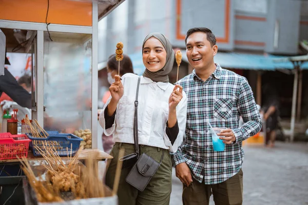 Pár Bavte Těší Občerstvení Pouličního Prodejce Shop Během Půstu Ramadánu — Stock fotografie
