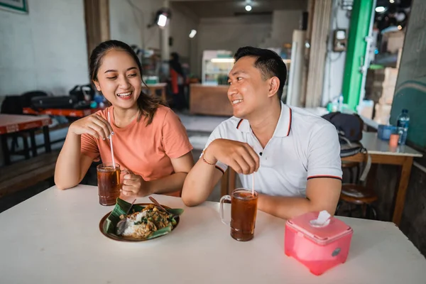 アジアのハンサムな男性と美しい女性は ストローを使用してガラスからお茶を飲みながら 特別な食べ物の屋台で昼食を取ります — ストック写真