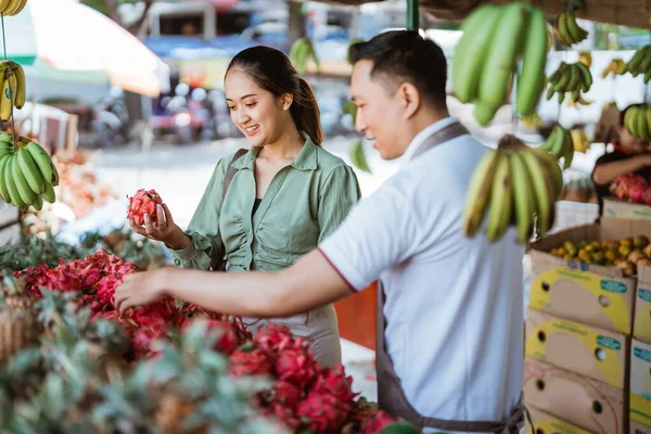 Erkek Çalışan Markette Ejderha Meyvesi Seçerken Müşteriye Yardım Ediyor — Stok fotoğraf