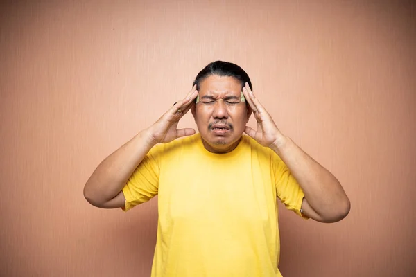 亚洲老人用紧紧抓住头的姿势感到头痛偏头痛 — 图库照片