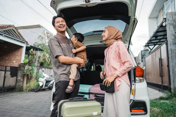 Keluarga Muslim Asia Yang Bahagia Melakukan Perjalanan Pulang Selama Perayaan — Stok Foto