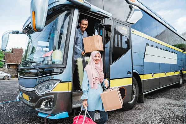 Potret Penumpang Muslim Dewasa Turun Dari Bus — Stok Foto