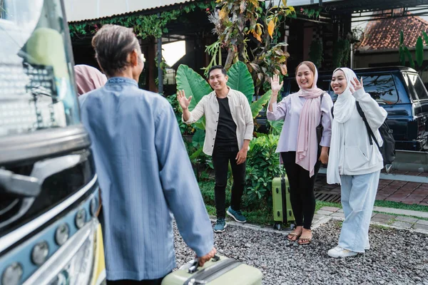 Porträt Einer Muslimischen Familie Die Ihre Eltern Zur Bushaltestelle Bringt — Stockfoto