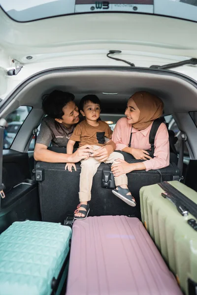 Щаслива Азіатська Мусульманська Сім Дитиною Сидить Багажнику Автомобіля Валізою Готова — стокове фото