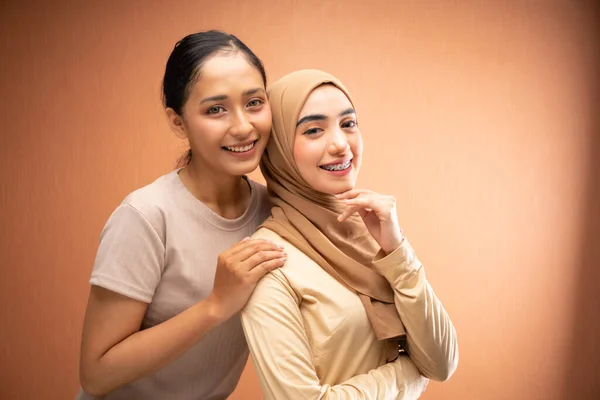Frauen Mit Hijab Und Ohne Hijab Cremefarbenem Shirt Lächelnd Vor — Stockfoto
