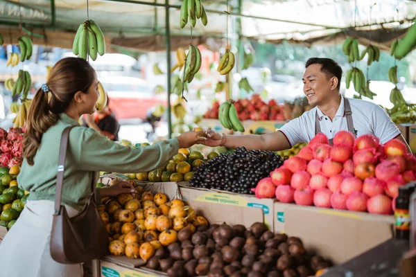 Férfi Munkavállaló Aki Gyümölcsöt Gyümölcsbolt Női Vásárlójától Kapja — Stock Fotó