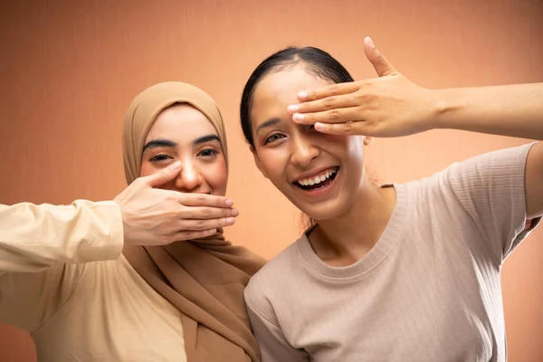 Muslimische Frau Mit Hijab Und Ihr Freund Der Ein Cremefarbenes — Stockfoto