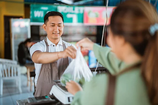 Vendedor Masculino Colocando Saco Plástico Escala Para Chamá Caixa — Fotografia de Stock