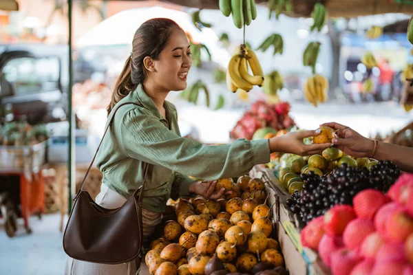 Női Ügyfél Adja Golgotavirág Gyümölcsöt Eladónak Gyümölcsboltban — Stock Fotó