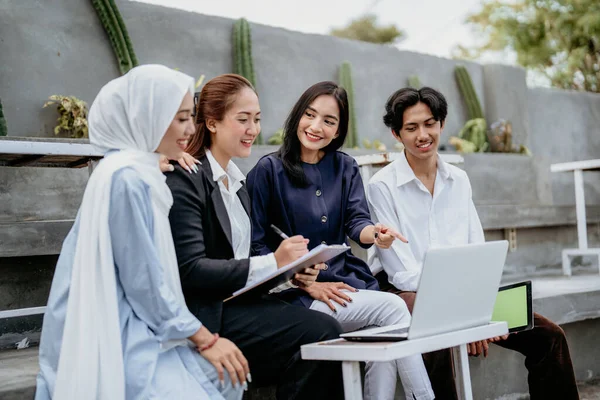 Группа Молодых Азиатских Бизнесменов Общающихся Время Мозгового Штурма Идей Открытом — стоковое фото