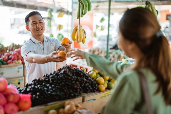Férfi Vásárló Adja Mandarin Gyümölcsöt Női Vásárlónak Gyümölcsboltban — Stock Fotó