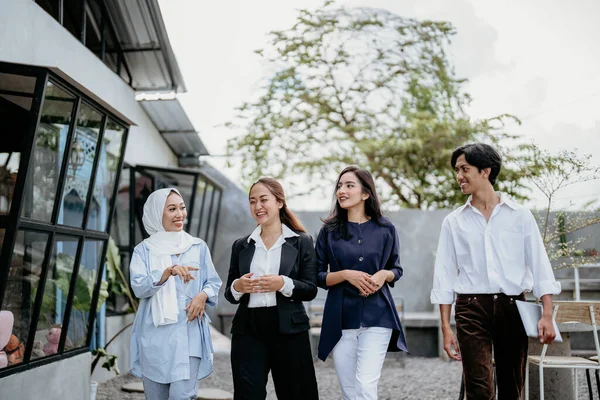 Los Empresarios Asiáticos Caminan Cuando Reúnen Reúnen Cafeterías Aire Libre —  Fotos de Stock
