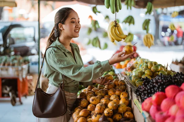 Cliente Femenino Eligiendo Las Frutas Pasión Tienda Frutas — Foto de Stock