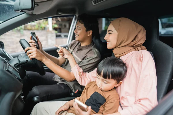 Мусульманська Сім Під Час Поїздки Дорозі Використовуючи Мобільний Телефон Дивлячись — стокове фото