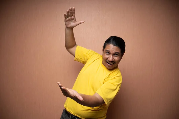 黄色のTシャツを着たアジア系の老人が — ストック写真
