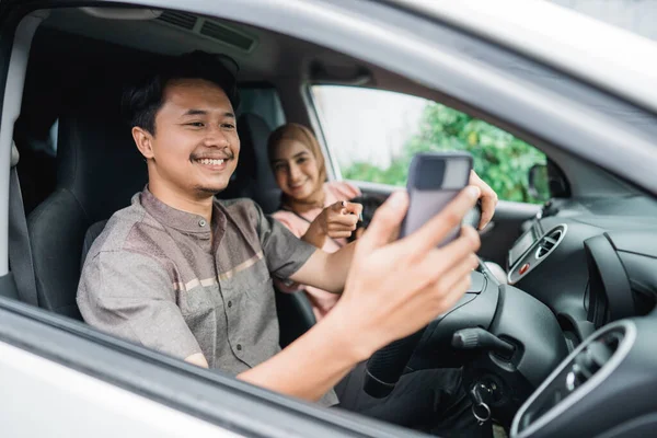 Família Muçulmana Viagem Carro Usando Telefone Celular Enquanto Olha Para — Fotografia de Stock