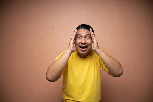 Alter Asiatischer Mann Gelbem Shirt Spielt Ein Buh Mit Aufgeregtem — Stockfoto