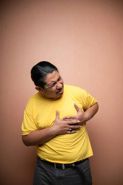 亚洲老年人胸痛 胸部紧闭 疼痛表情 背景平淡 — 图库照片