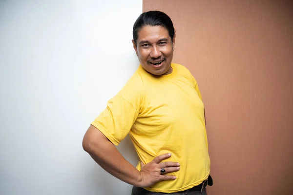 Alter Asiatischer Mann Steht Selbstbewusst Neben Leerem Whiteboard Mit Der — Stockfoto